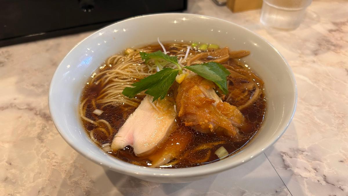 ラーメンスープがキラキラ輝いていて、美的レベルも高い一杯です🍜