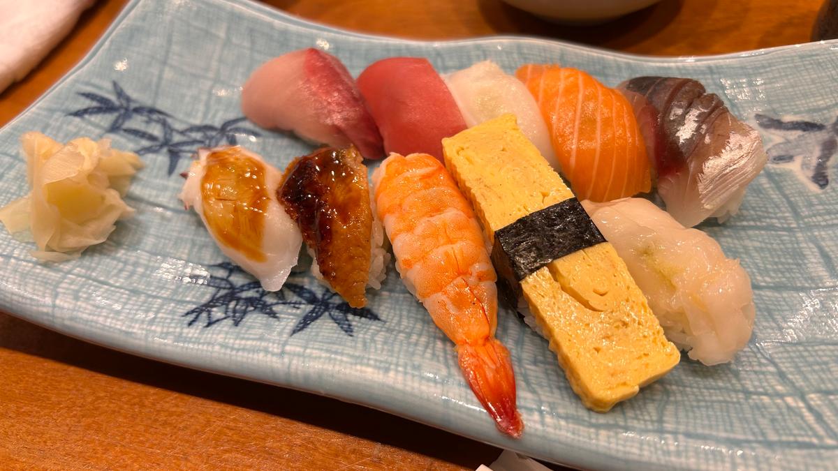 職人が目の前で握る本格寿司が並びます(^^)/
