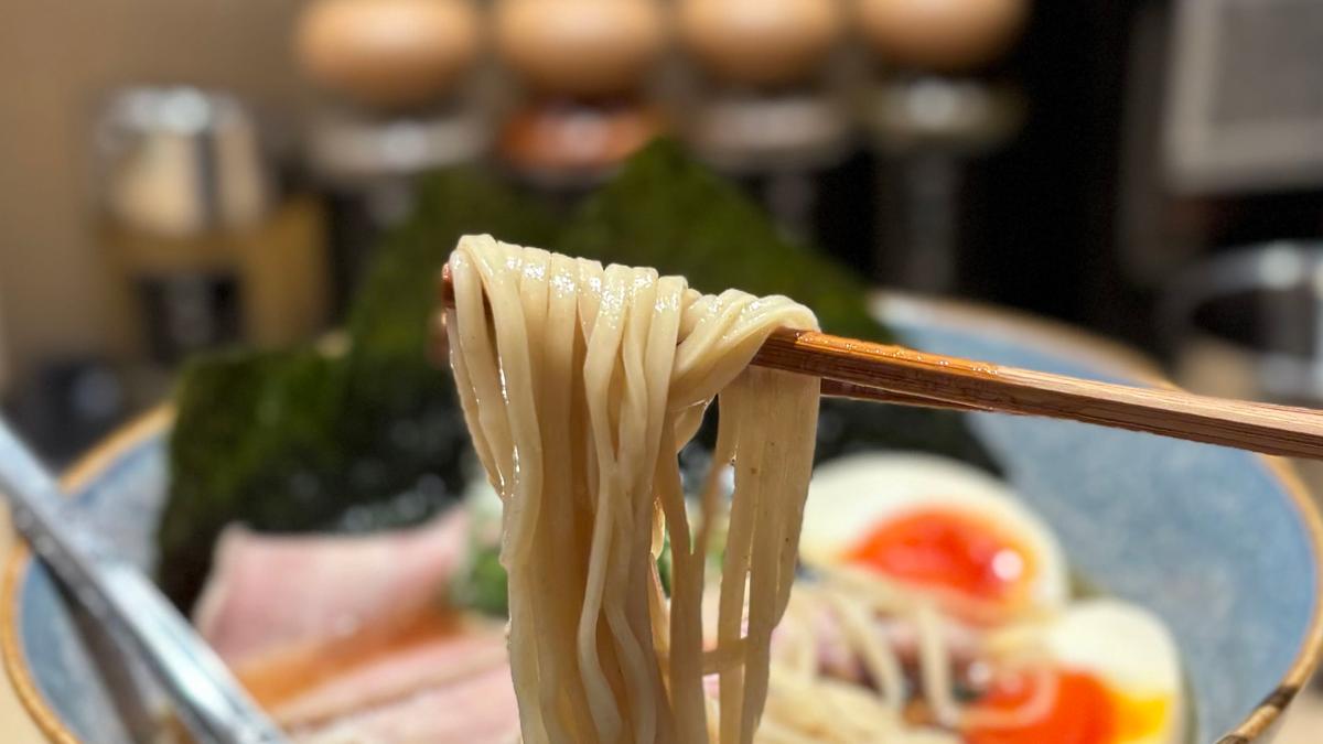 全粒粉入りの平打ち麺はスープとの相性も◎