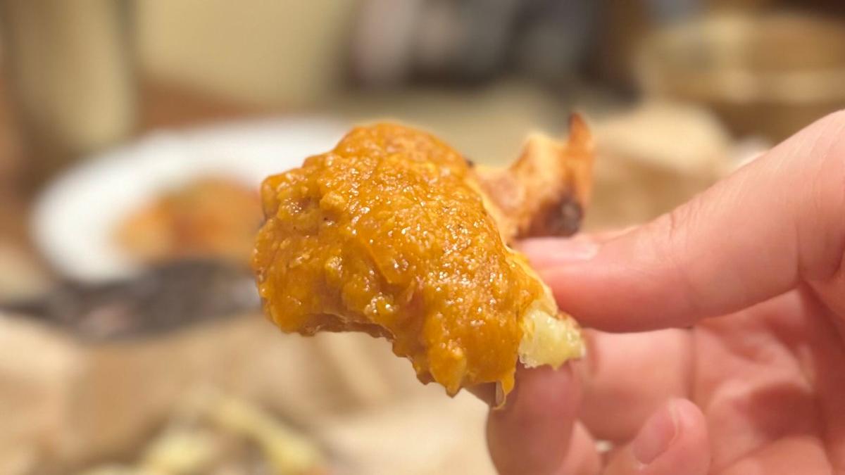 少しスパイシーなカリーをチーズナンにつけると辛さとコクのバランスが良い!