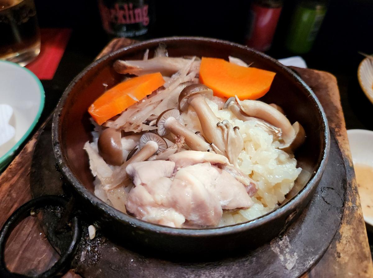 お出汁がきいた鶏釜飯