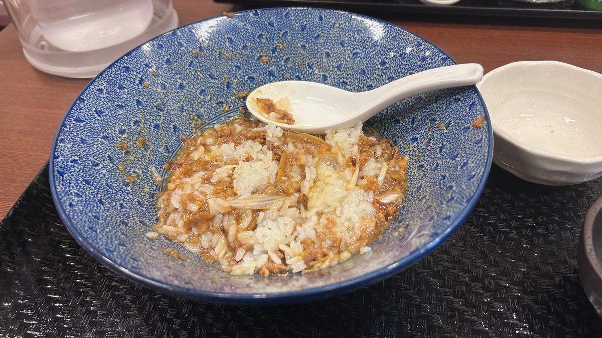 麺の後はご飯と卵白を入れて混ぜ混ぜします♪