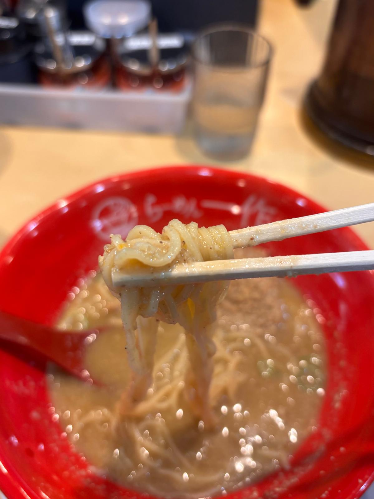 細くてストレートな麺、スープが絡んでいます。
