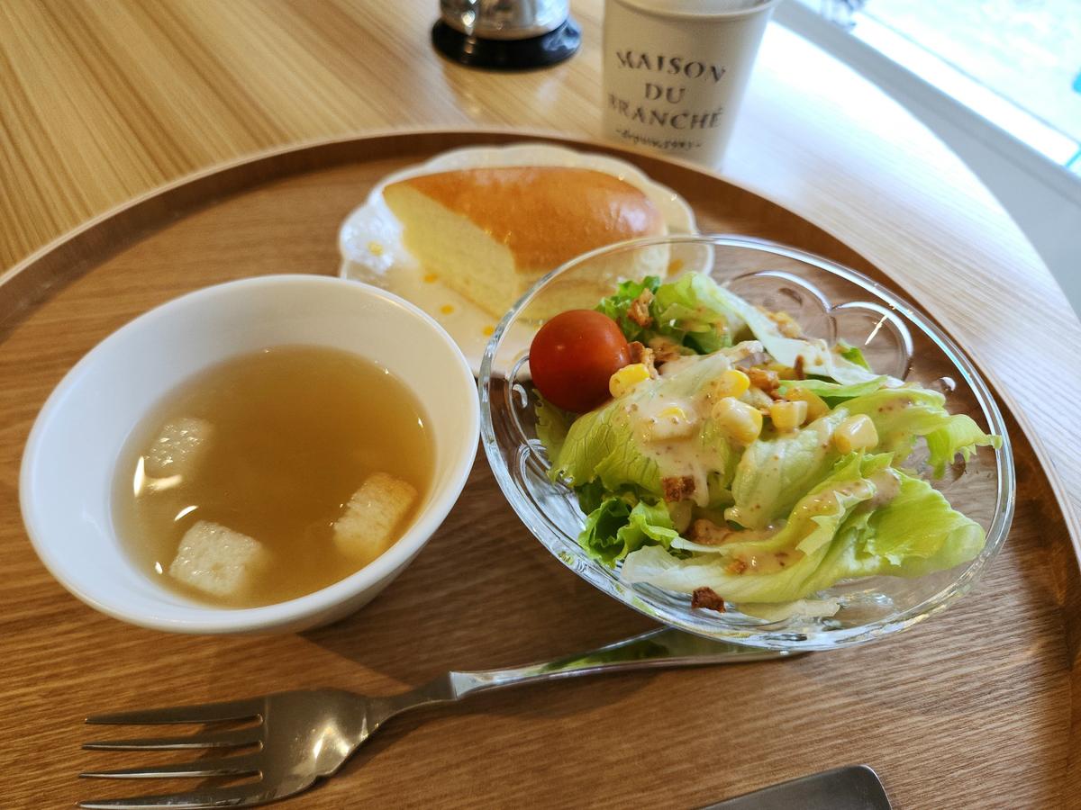 スープ、サラダ、ハーフサイズのコッペパンも付いてます!