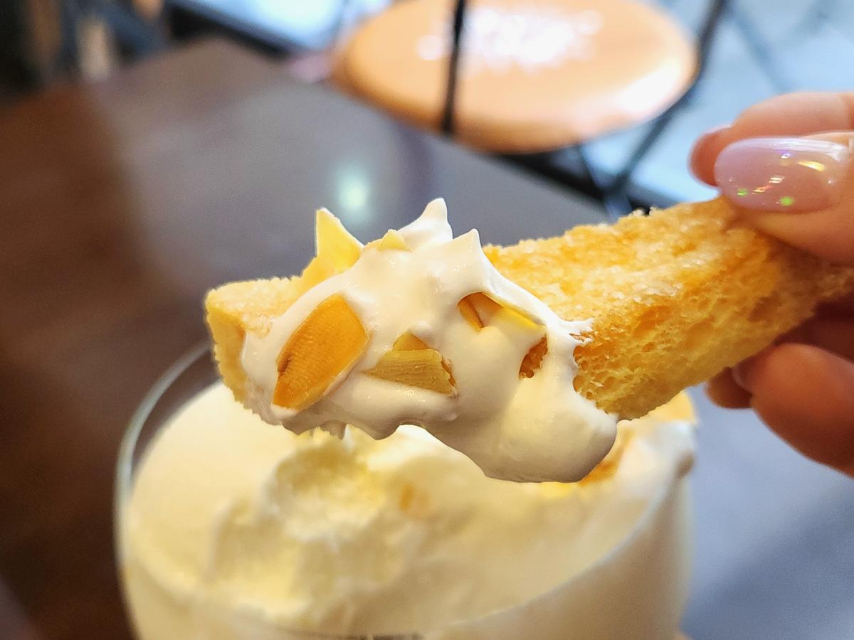 サクッサクのラスクは生クリームと一緒に♪