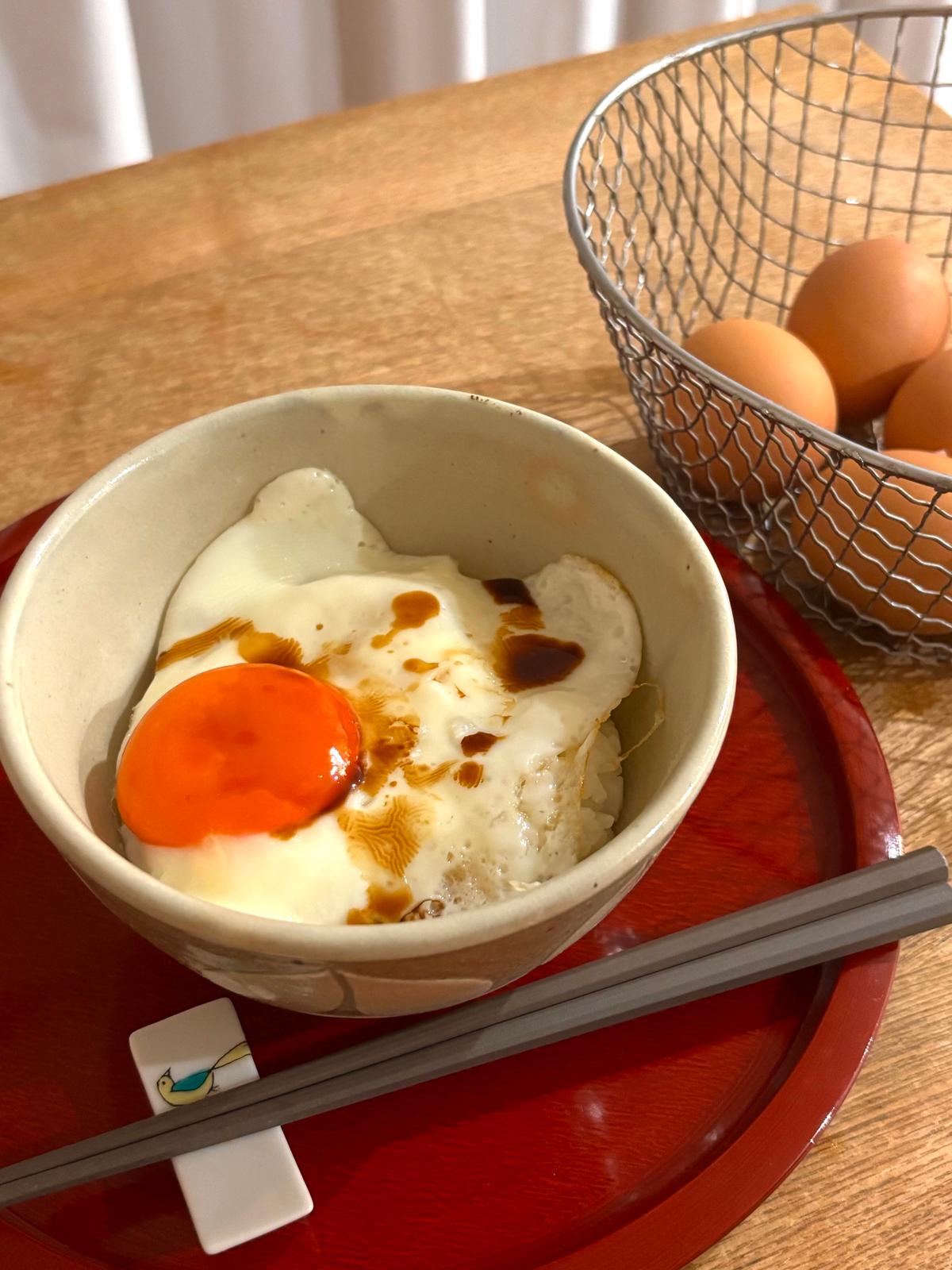 めだまやき丼。お醤油をかけて。