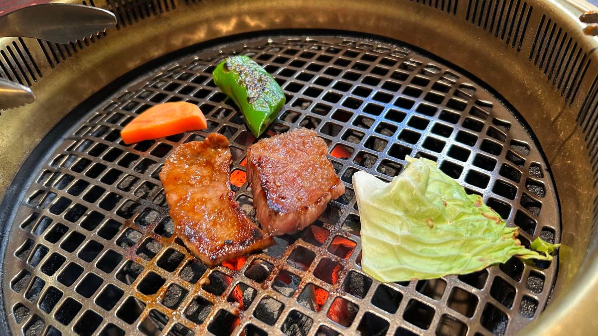 炭火で焼く肉と野菜が最高!