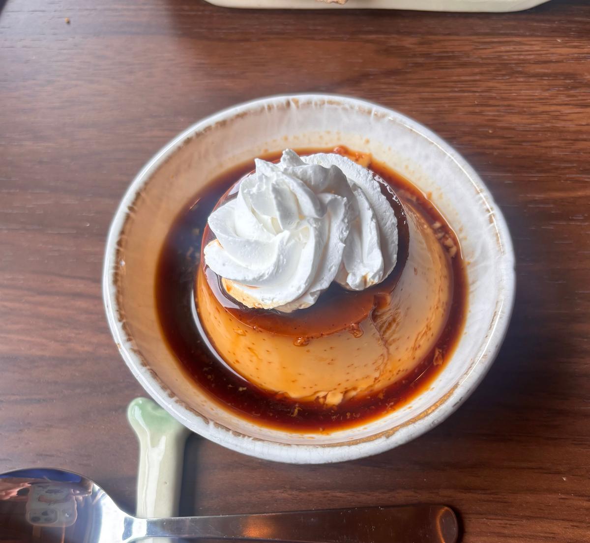 濃厚に見えて、卵と牛乳の優しい味わい。カラメルの苦味がとてもおいしかった。