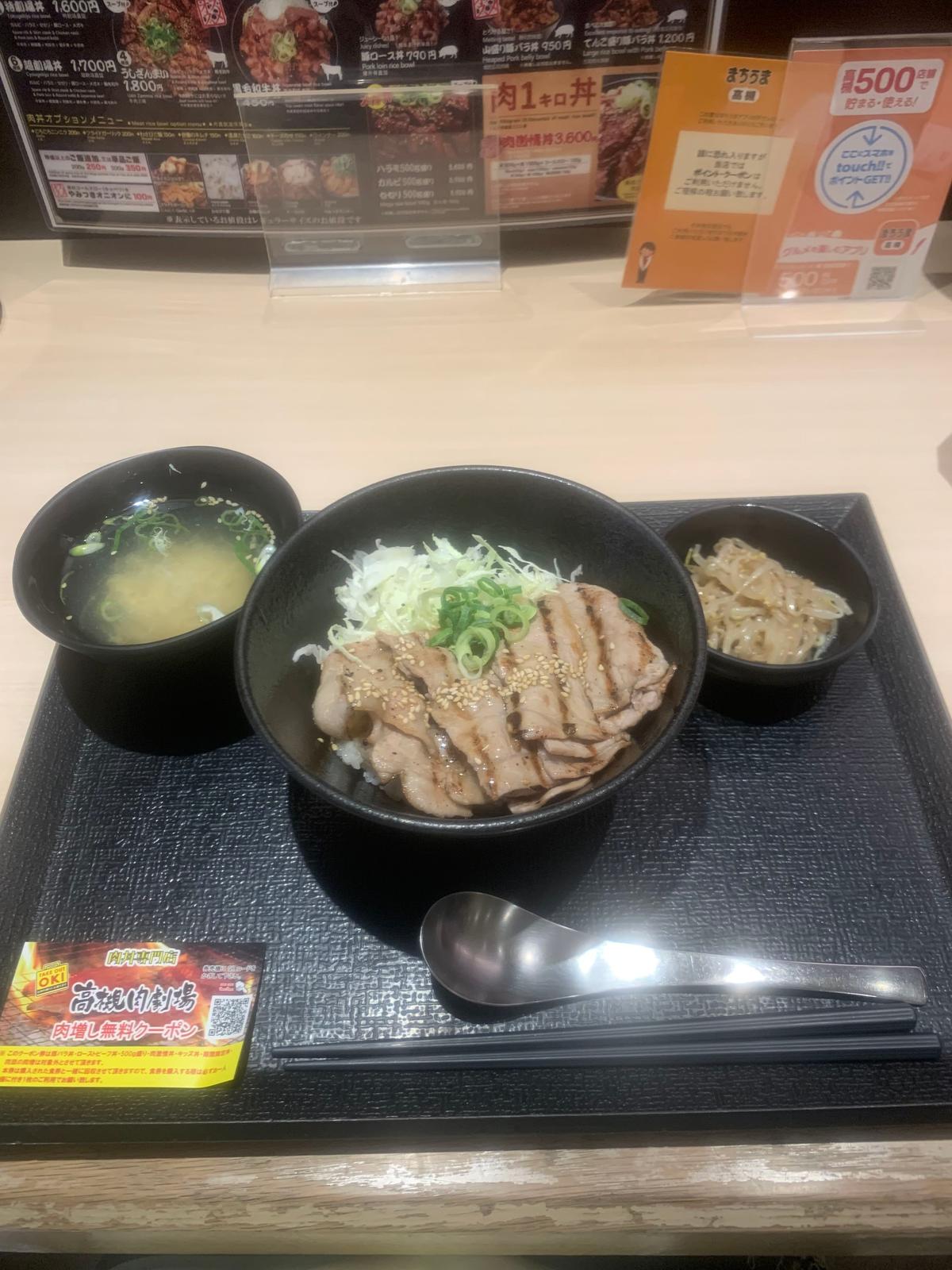 千切りキャベツとの相性も抜群です☆