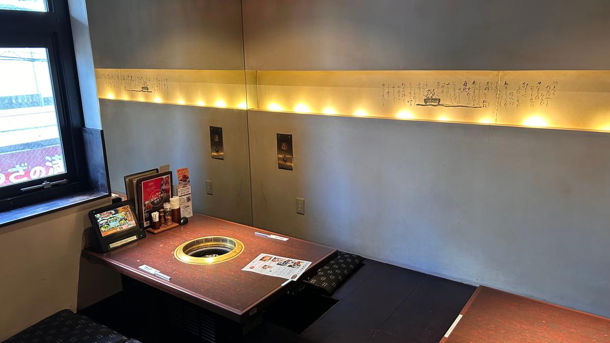 ランチの時間帯でもムーディーな店内😄