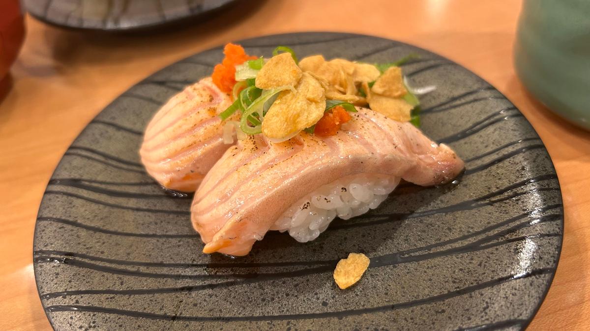 今回の一押しはフライドガーリックの乗った炙りサーモン