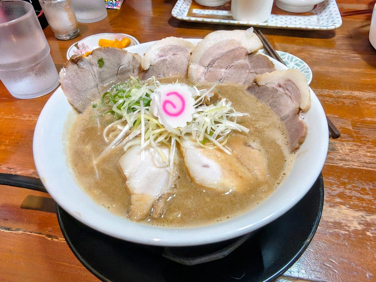 息子は、鶏豚骨らーめんのチャーシュー増量!