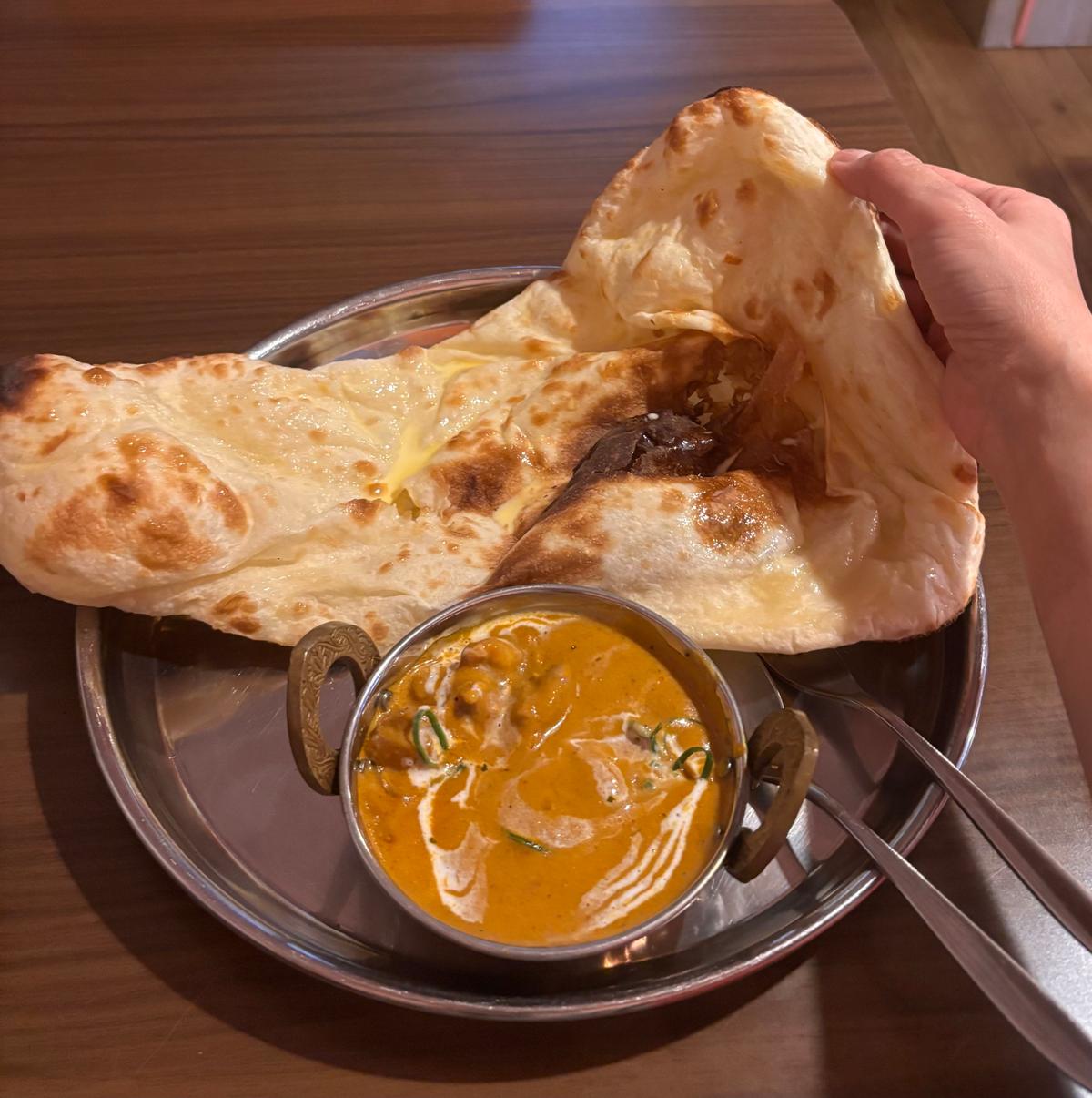 おおきくて甘めのナン。バターが全体に塗られていてふわふわ、カリッとおいしいです。