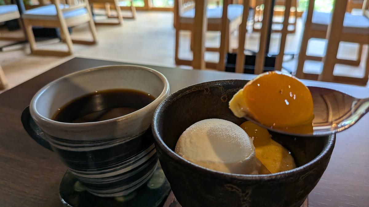 BOWブレンド500円、金柑のババロア450円