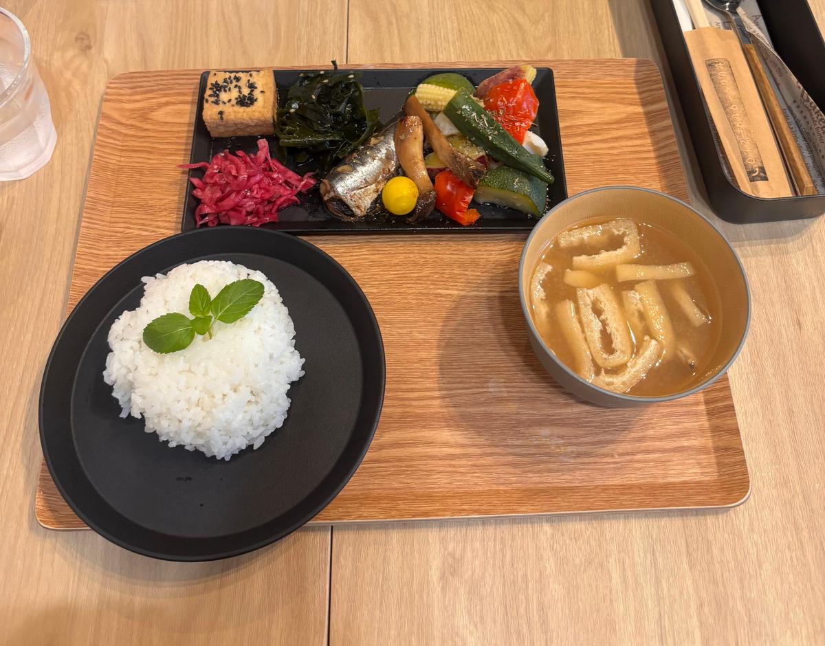 800円。たっぷりお味噌汁は優しいお味です
