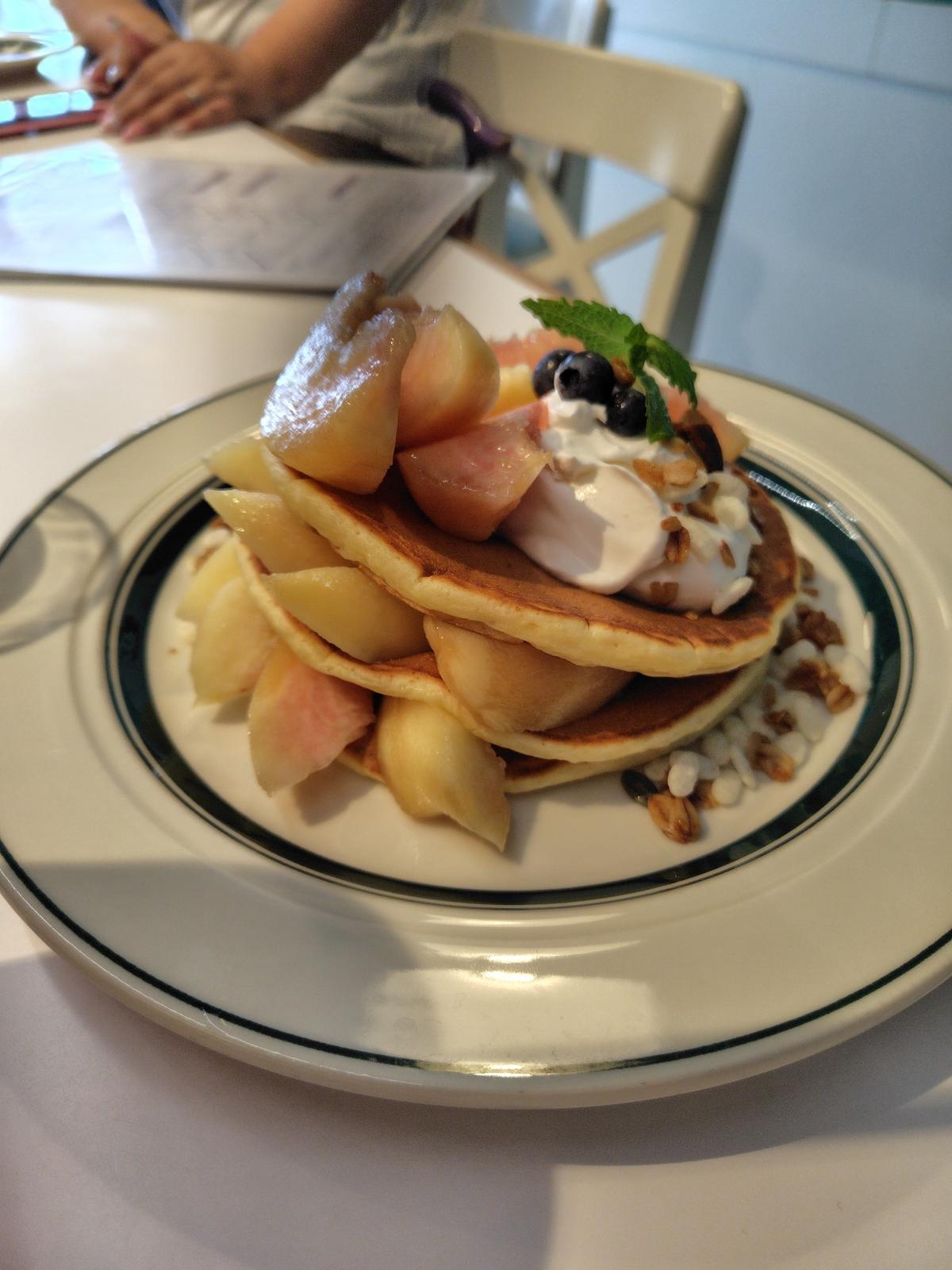 丸ごと桃と塩クリームのパンケーキ 正面
