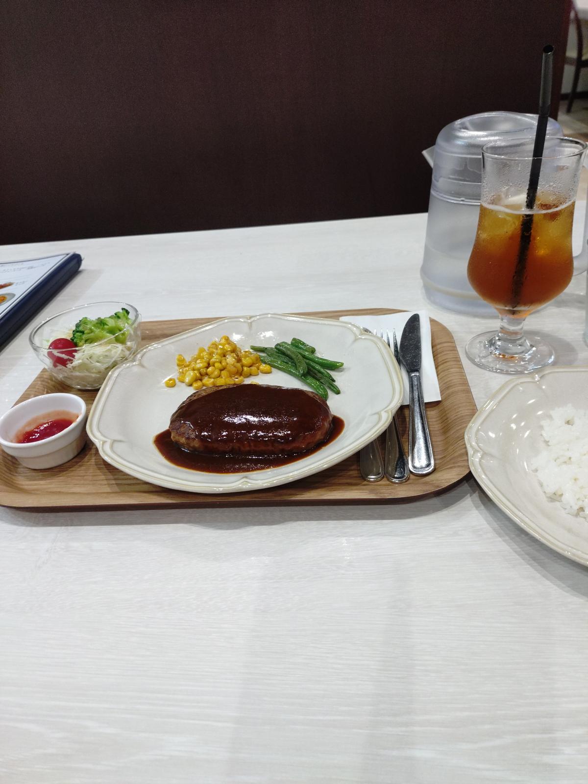 ハンバーグとミニサラダ