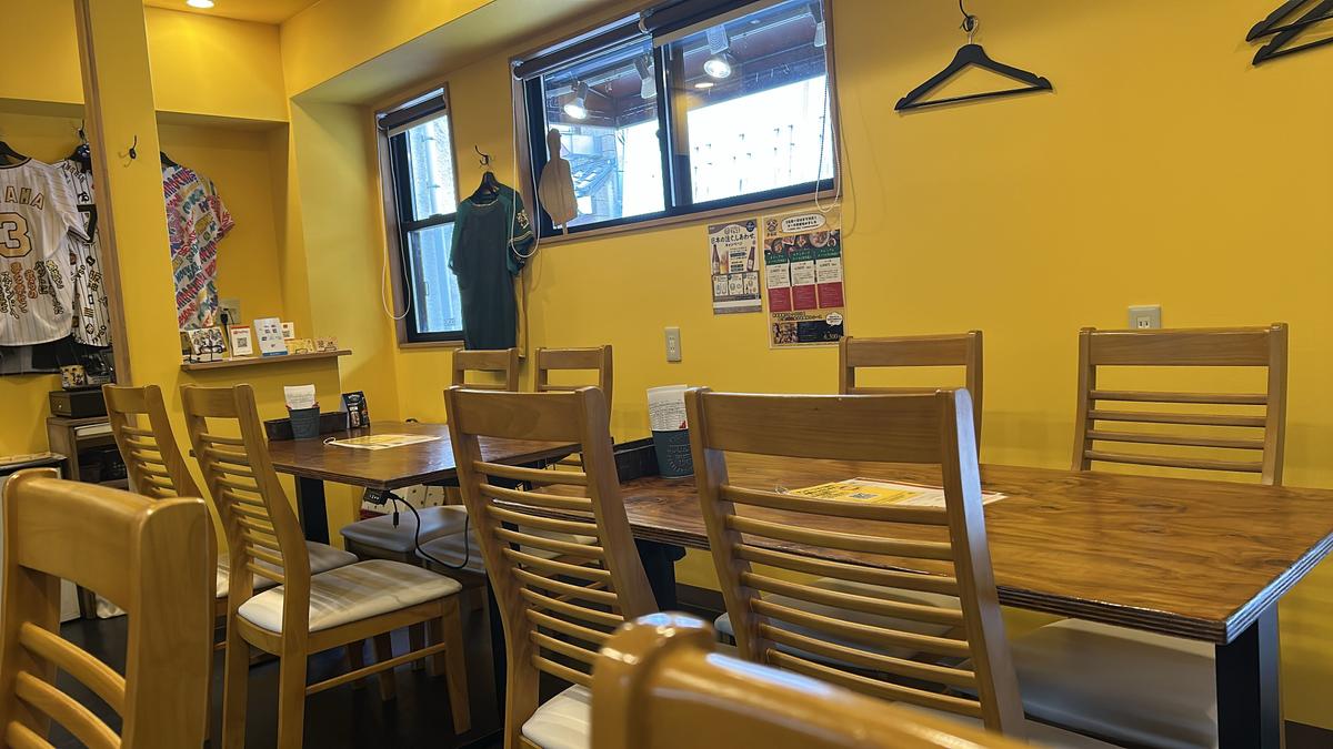 阪神グッズがたくさんの店内