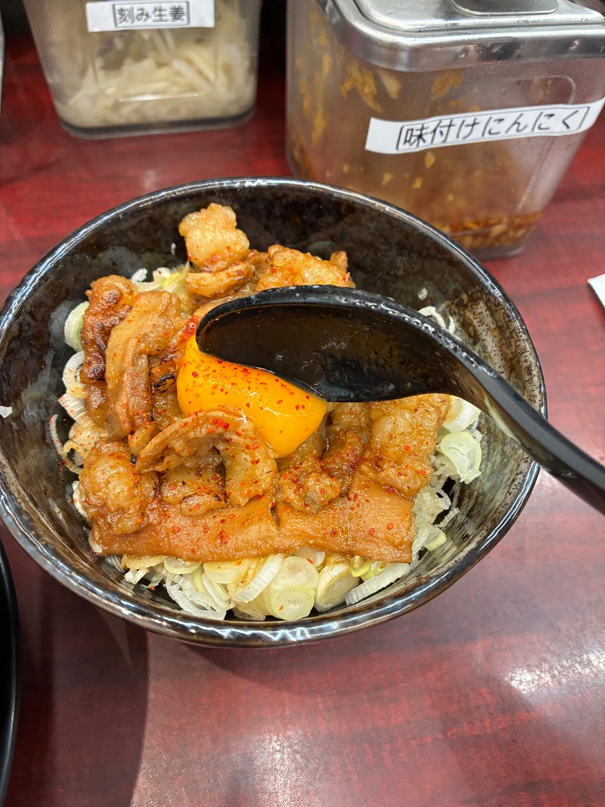 月見ホルモン丼