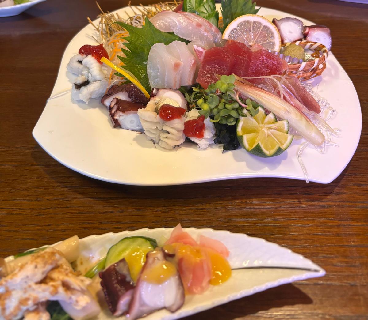 お刺身の周りもとても美しい盛り付け。