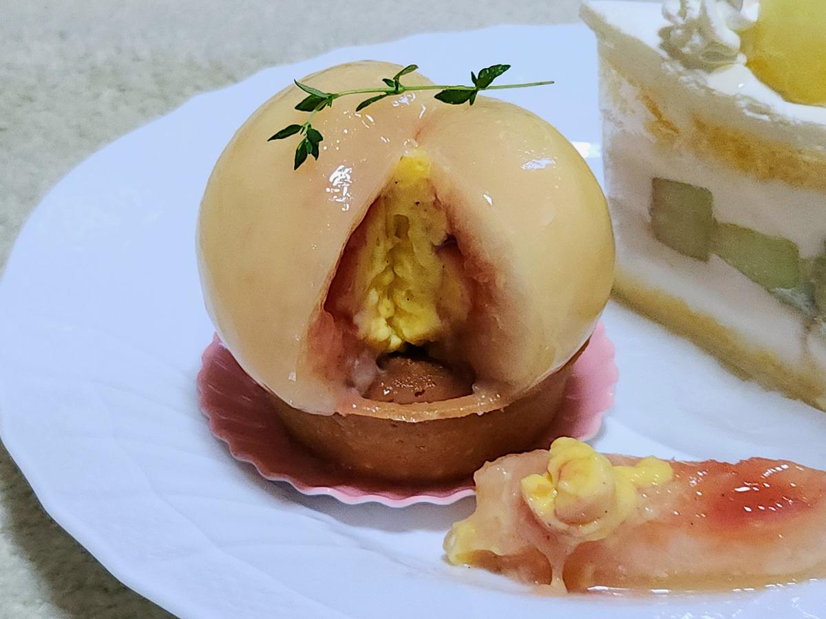 桃の中にカスタードクリームがたっぷり詰まっています!