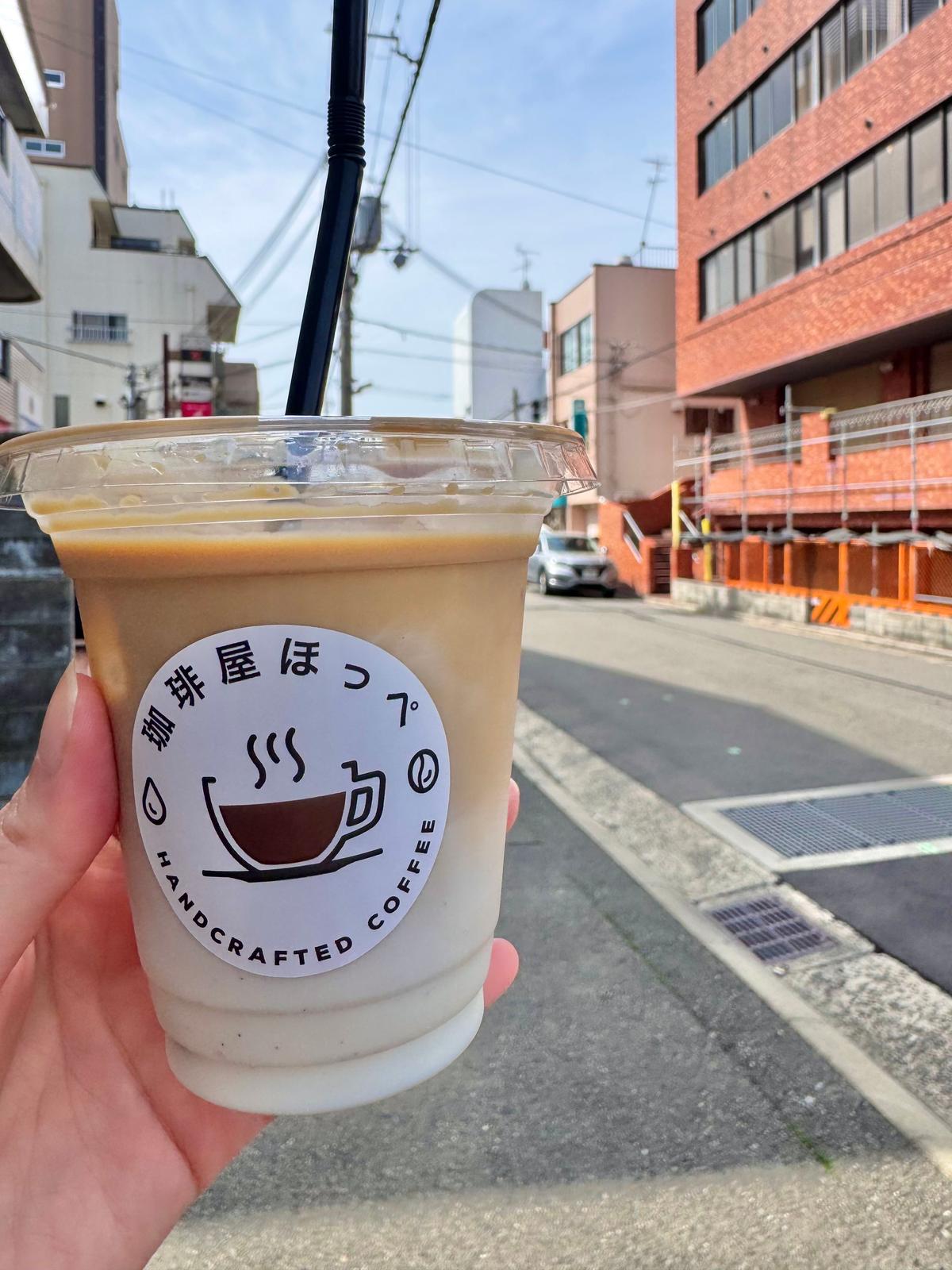 カフェラテ(アイス)をテイクアウトで。美味しいコーヒーを持ち帰りでも楽しめることのありがたさ。