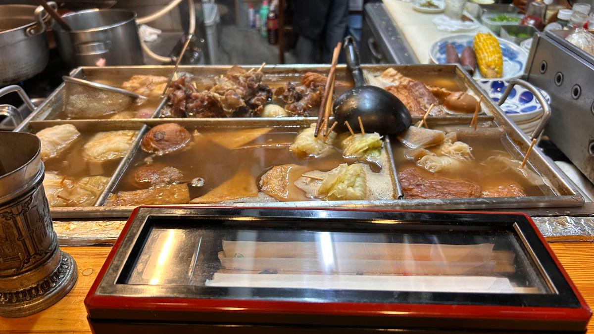 おでんを見渡せるカウンター席がおすすめ!