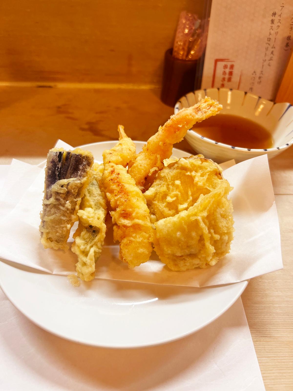 元 天麩羅屋さんをされていた板長の天麩羅 お塩かお出汁でいただけます