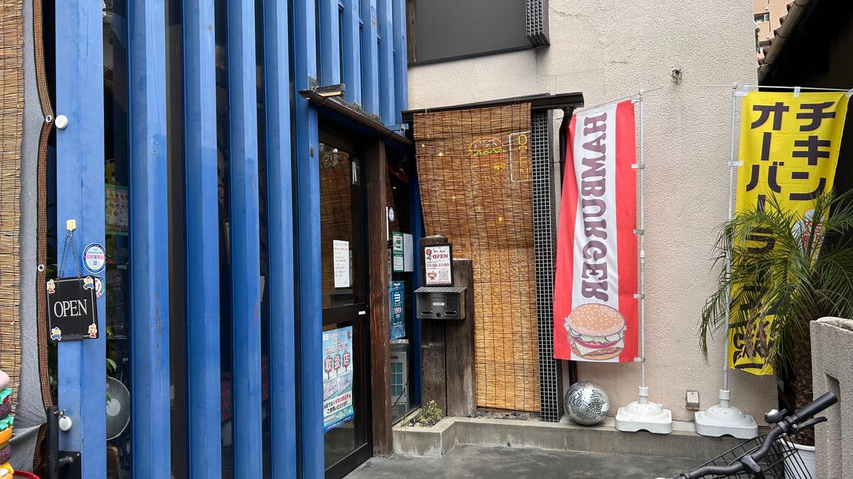 入口はこんな感じ、手前に自転車が停められます