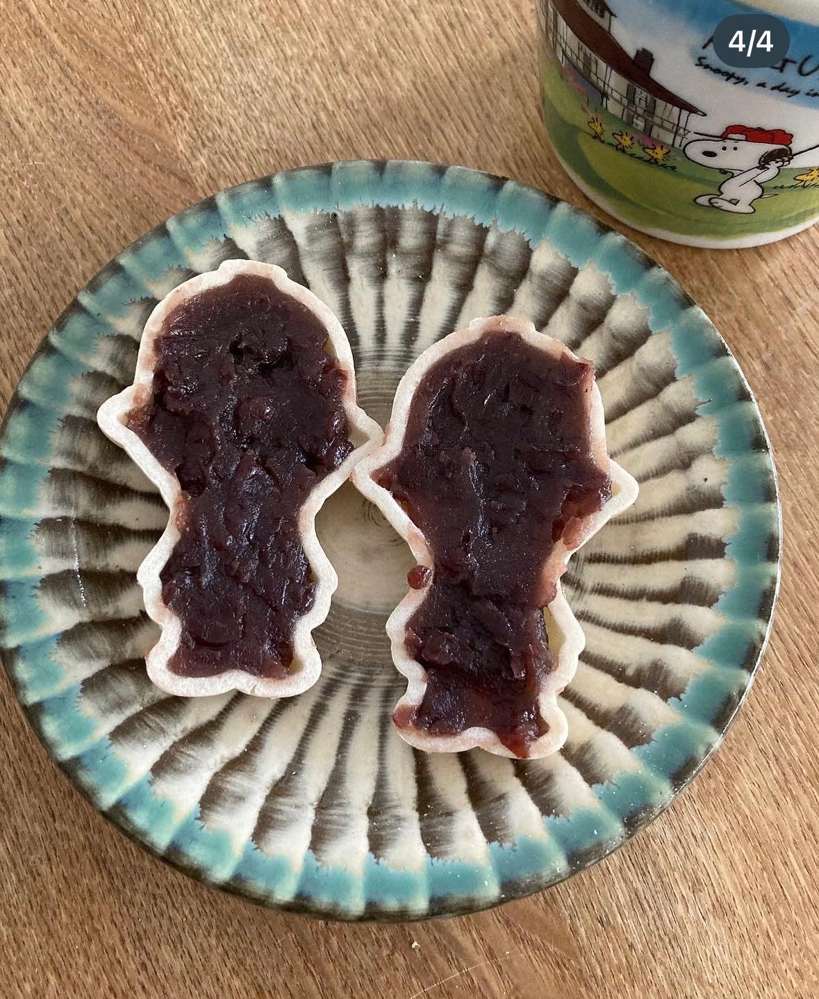パカっと開いたはにたんに自分でつぶあんを詰めます