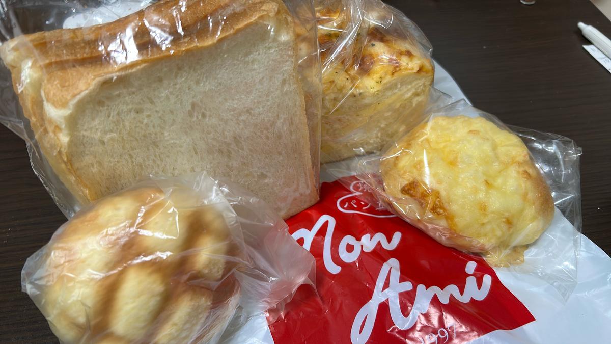 左からミニメロンパン、食パン、テーブルランチ、めっちゃチーズ