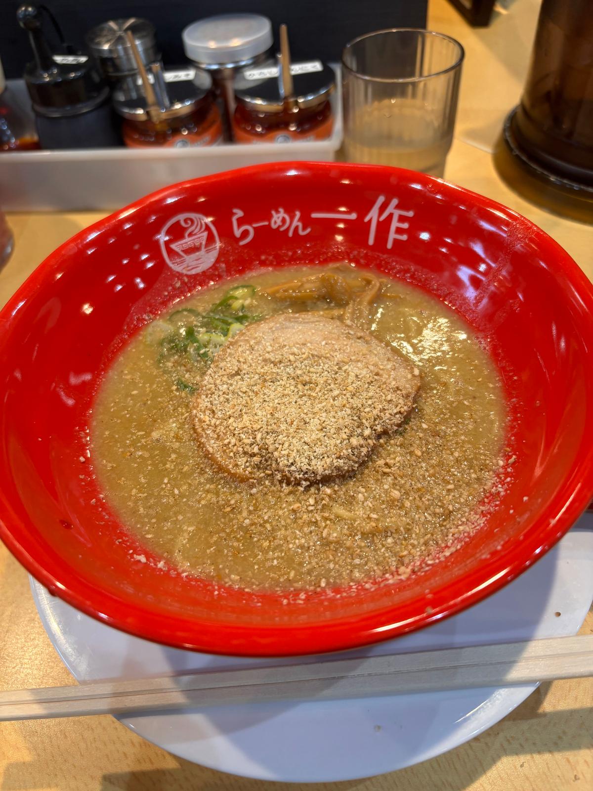 テーブルのすりごまをたっっっぷり。うまみも栄養もプラスです。