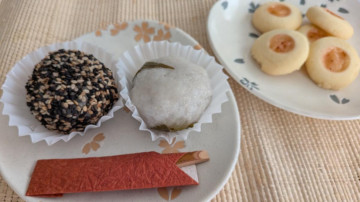 おはぎ(桜餅風、ごま)125円、米粉のクッキー