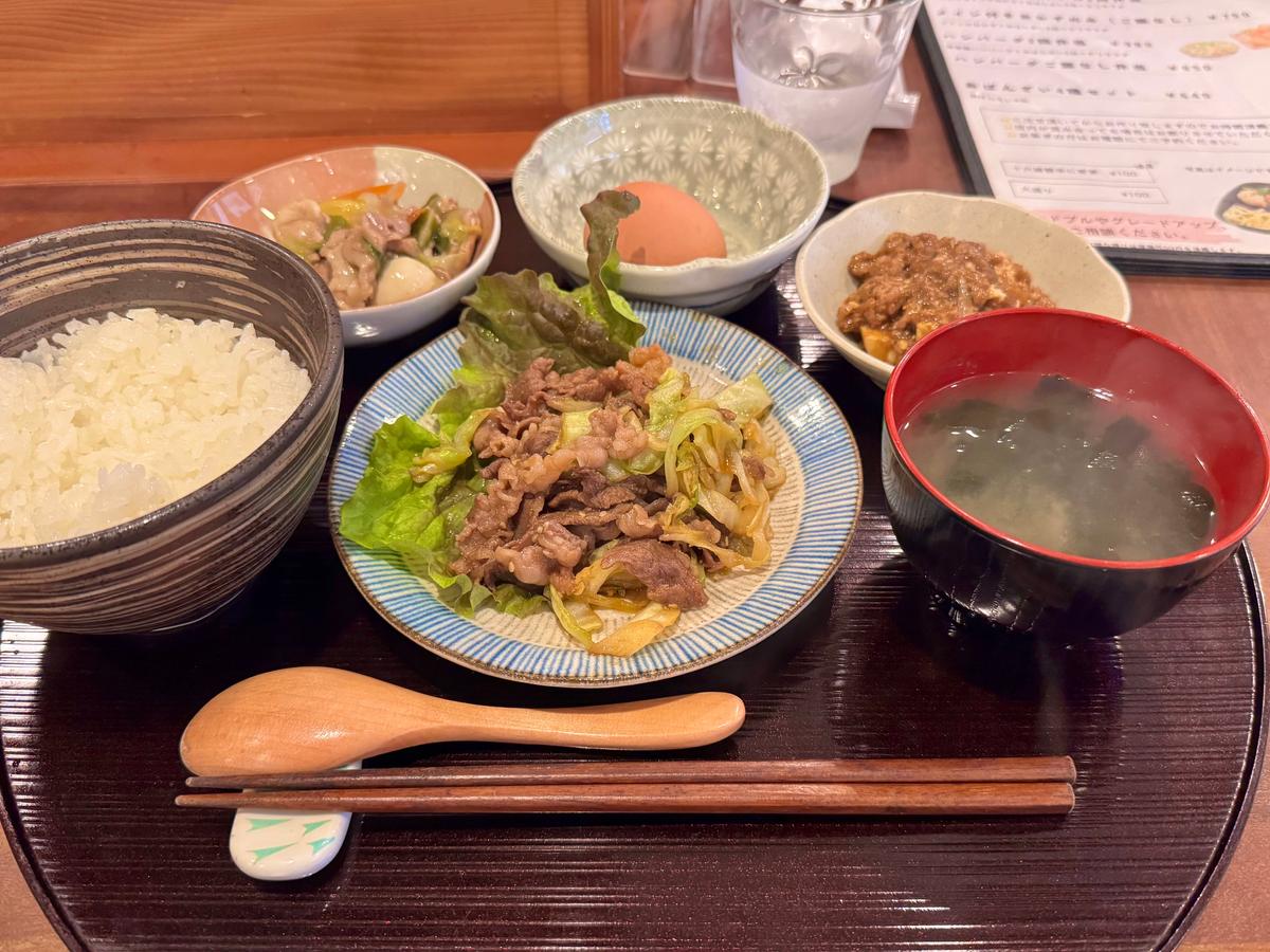 日替わりメインに、おばんざいを2つ選べる嬉しい定食。好きなタイミングで卵かけご飯にできるのも嬉しい。