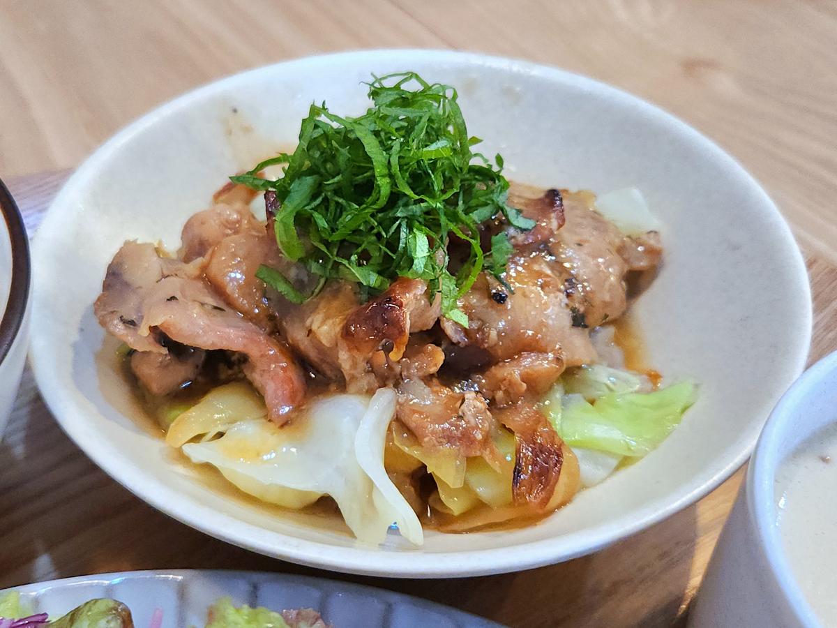 チキン(梅オイスターソース、大葉のせ)