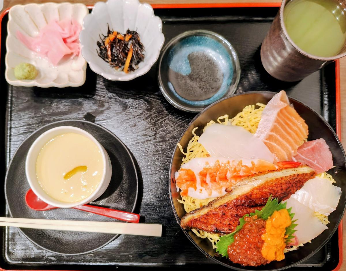 Bセットの海鮮ちらし寿司(上)と茶碗蒸し