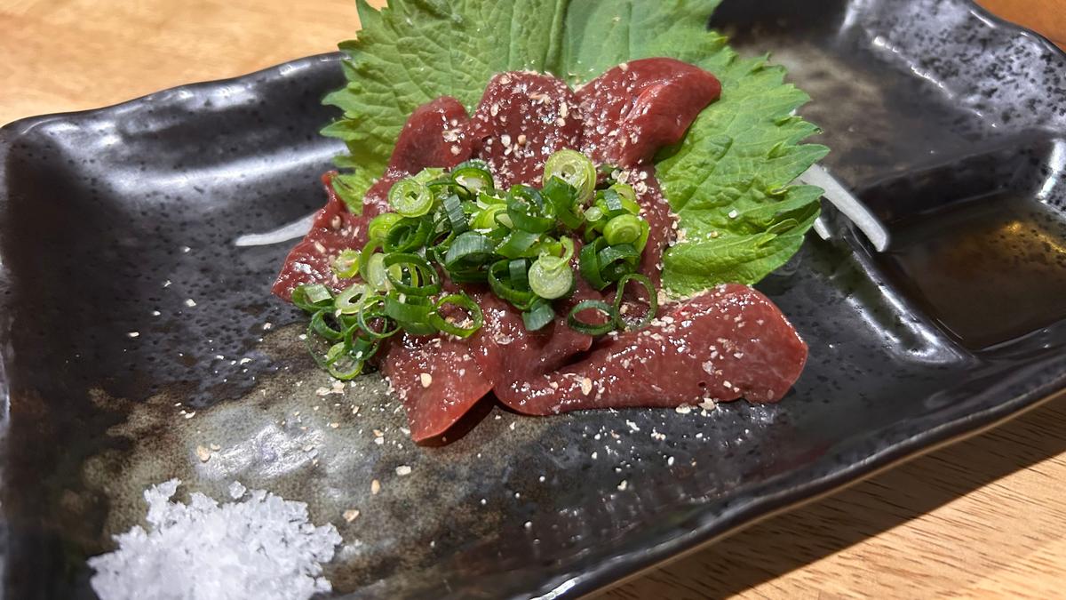塩とごま油でいただく生レバーは最高!