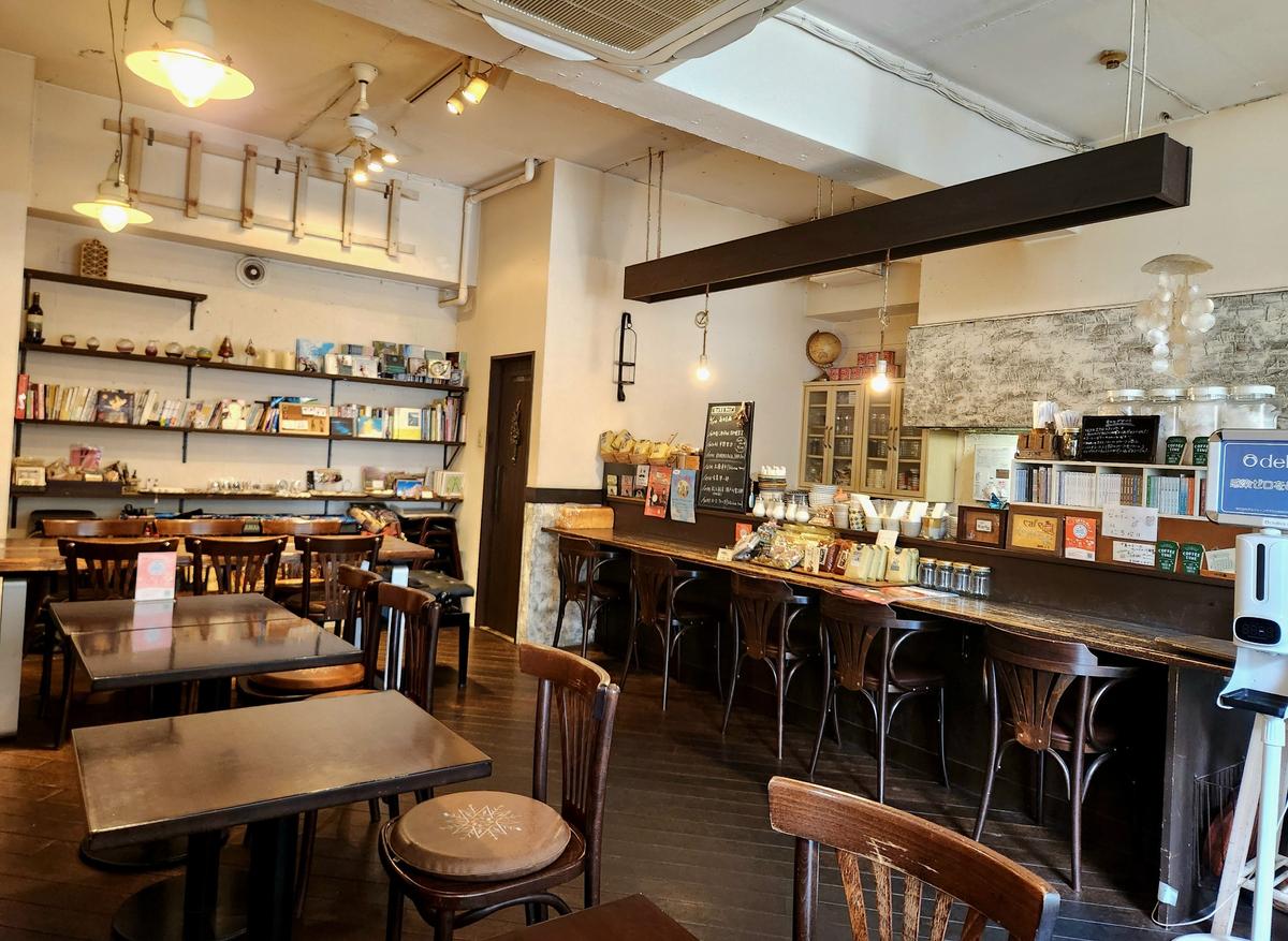 自然光が差し込む店内
